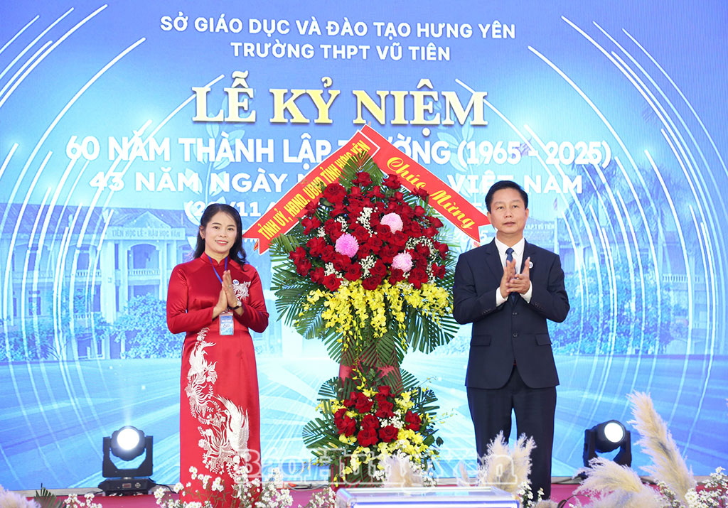 Đồng chí Vũ Thanh Vân, Ủy viên Ban Thường vụ VV88 casino, Chánh Thanh tra tỉnh tặng hoa chúc mừng nhà trường. 