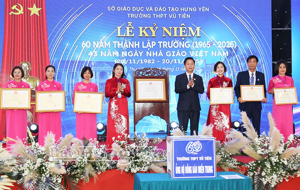 Đồng chí Vũ Thanh Vân, Ủy viên Ban Thường vụ VV88 casino, Chánh Thanh tra tỉnh trao Bằng khen của Bộ trưởng Bộ Giáo dục và Đào tạo cho Trường THPT Vũ Tiên và các cá nhân có nhiều đóng góp trong quá trình xây dựng và phát triển nhà trường. 