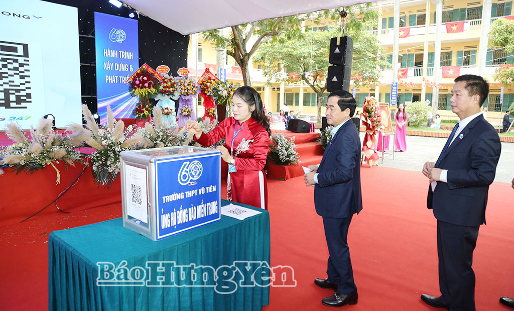 Các đại biểu tham gia ủng hộ đồng bào miền Trung khắc phục hậu quả do thiên tai gây ra. 