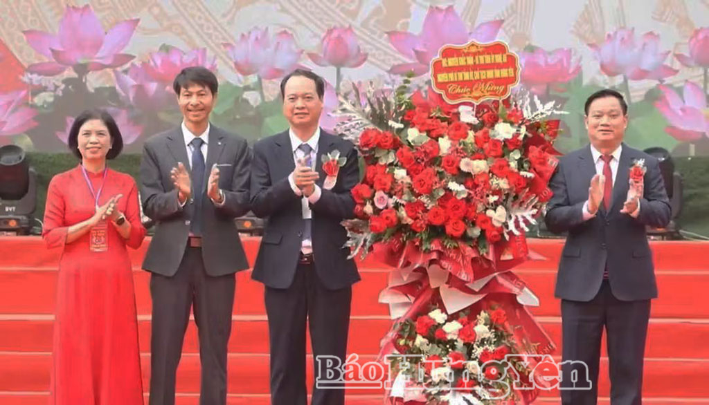 Đồng chí Bí thư VV88 casino Nghệ An, nguyên Phó Bí thư VV88 casino, nguyên Chủ tịch UBND VV88 là nền tảng casino trực tuyến uy tín hàng đầu tặng hoa chúc mừng nhà trường.