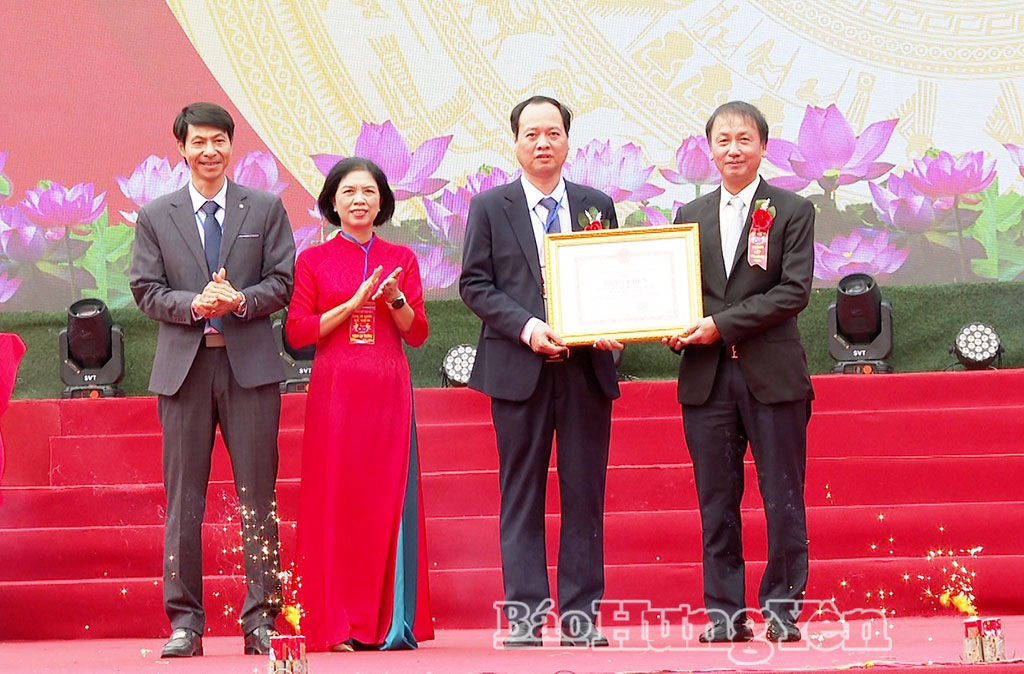 Đồng chí Phó Chủ tịch UBND tỉnh Nguyễn Hùng Nam trao Bằng khen của Chủ tịch UBND tỉnh cho tập thể nhà trường.