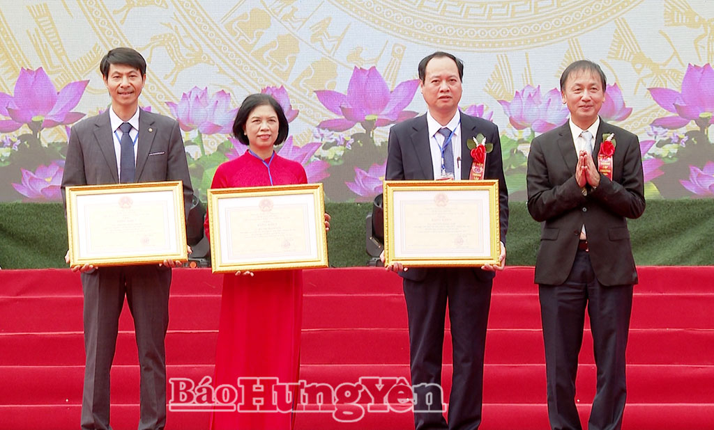 Đồng chí Phó Chủ tịch UBND tỉnh Nguyễn Hùng Nam trao Bằng khen của Chủ tịch UBND tỉnh cho các cá nhân có thành tích xuất sắc, tiêu biểu trong phong trào thi đua của Khối thi đua năm học 2024 -2025.