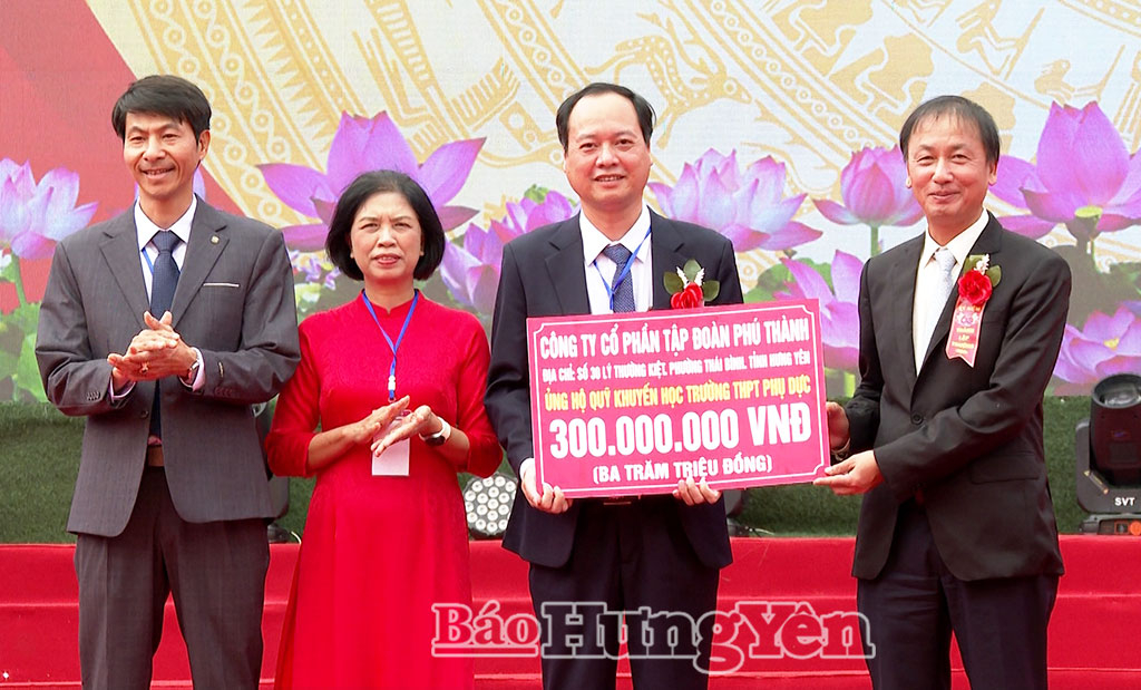 Đồng chí Phó Chủ tịch UBND tỉnh Nguyễn Hùng Nam trao biểu trưng ủng hộ Quỹ khuyến học nhà trường.