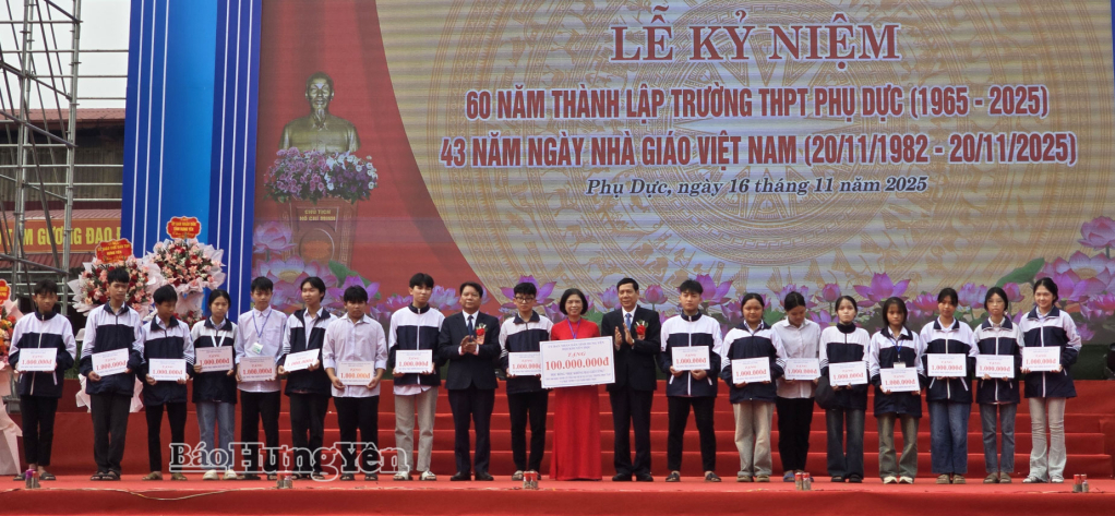 Đại diện Sở Giáo dục và Đào tạo cùng Hội Khuyến học tỉnh trao học bổng cho  học sinh của trường.