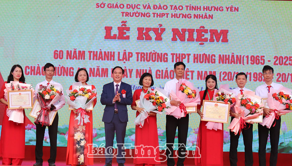 Nhiều tập thể và cá nhân được tặng Bằng khen của Chủ tịch UBND tỉnh.