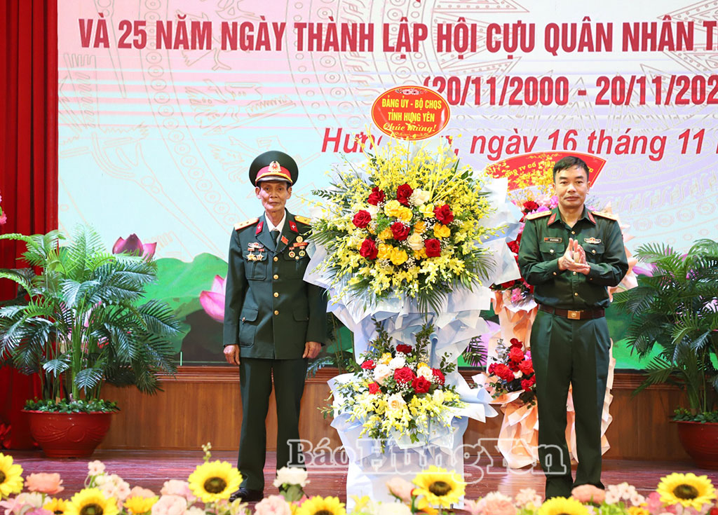 Đại diện Bộ Chỉ huy Quân sự tỉnh tặng hoa chúc mừng.