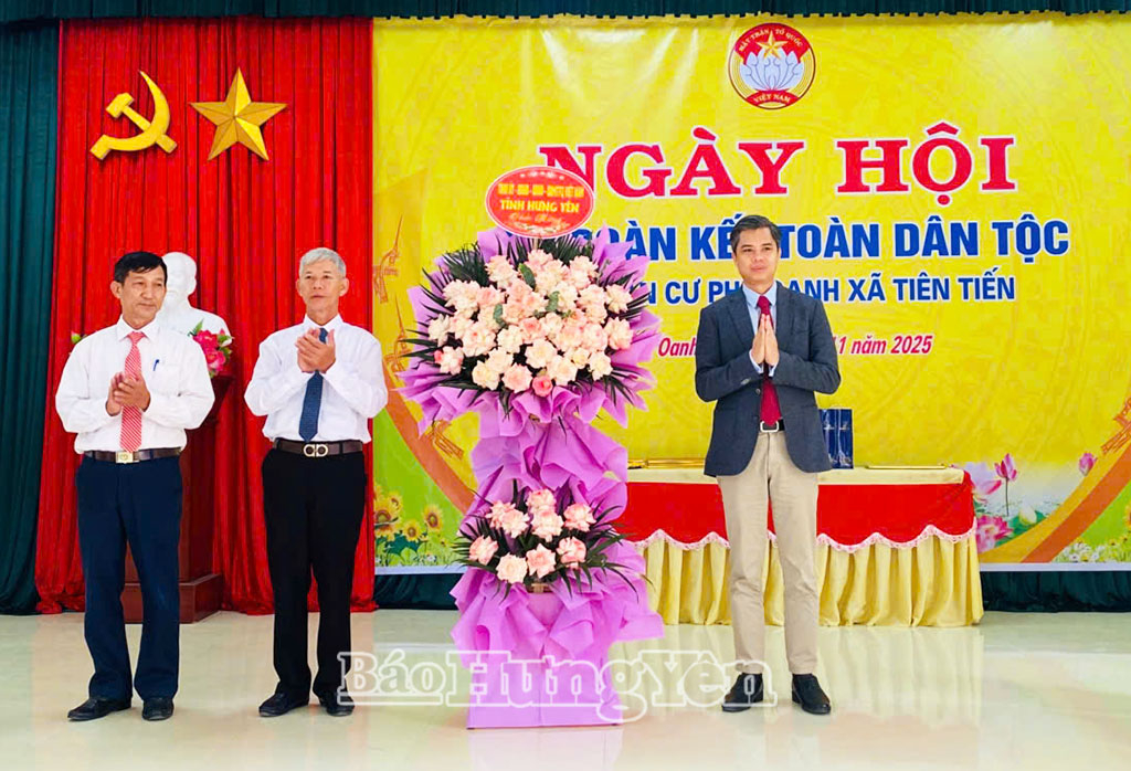 Đồng chí Nguyễn Văn Chiến, Ủy viên Ban Thường vụ Tỉnh ủy, Trưởng ban Tuyên giáo và Dân vận Tỉnh ủy tặng hoa chúc mừng khu dân cư Phù Oanh.