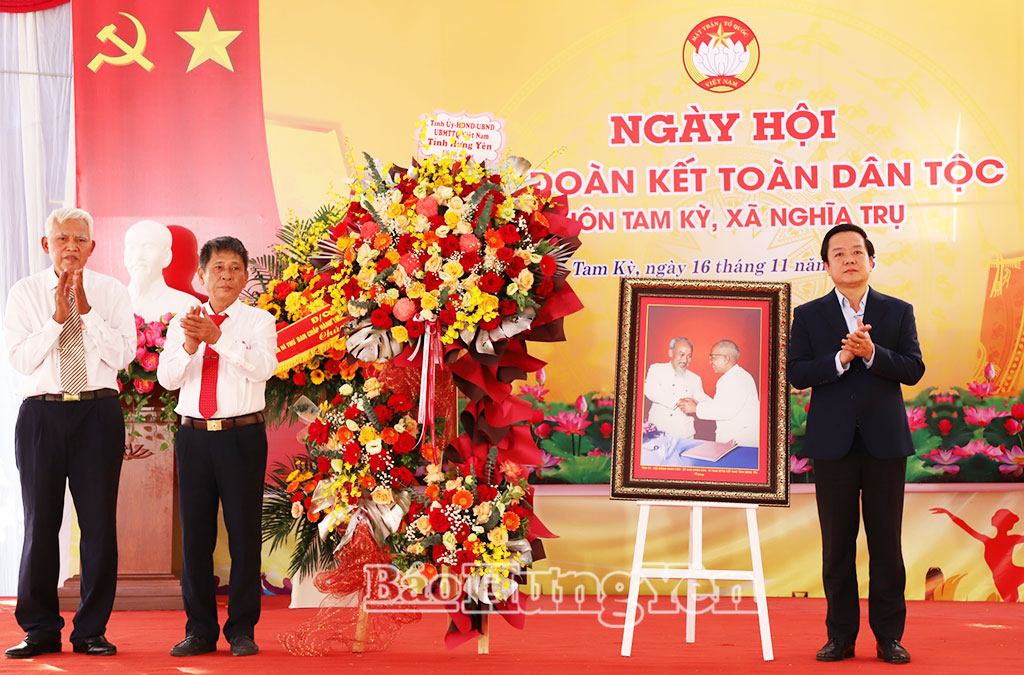 Đồng chí Phạm Quang Ngọc, Phó Bí thư Tỉnh ủy, Chủ tịch UBND tỉnh tặng hoa chúc mừng thôn Tam Kỳ, xã Nghĩa Trụ.