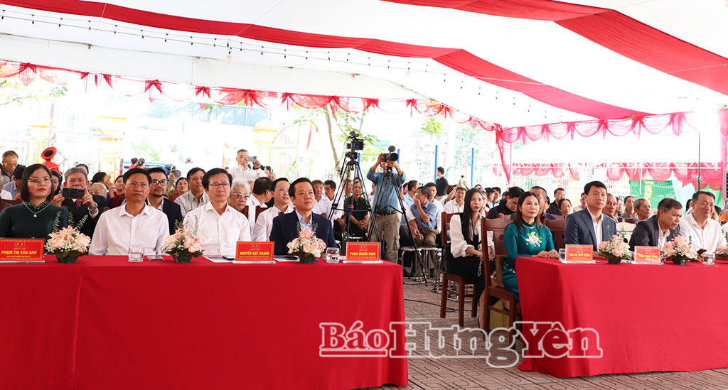 Đồng chí Phạm Quang Ngọc, Phó Bí thư Tỉnh ủy, Chủ tịch UBND tỉnh và các đại biểu dự Ngày hội Đại đoàn kết toàn dân tộc tại thôn Tam Kỳ, xã Nghĩa Trụ.