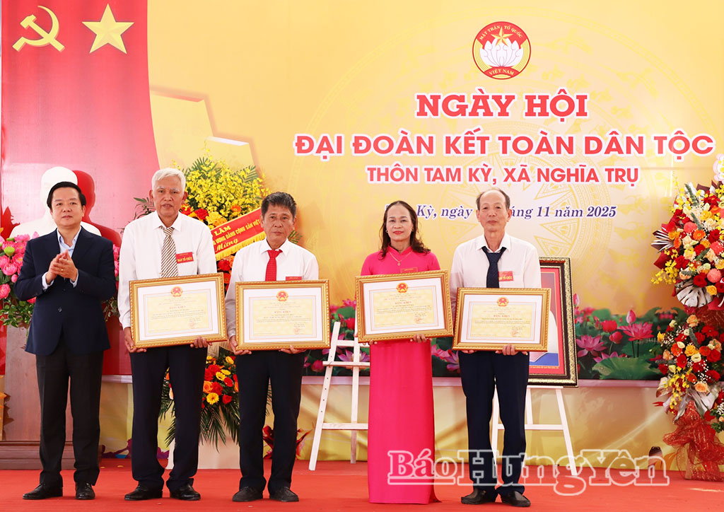 Đồng chí Phạm Quang Ngọc, Phó Bí thư Tỉnh ủy, Chủ tịch UBND tỉnh trao Bằng khen tặng các tập thể, cá nhân của khu dân cư thôn Tam Kỳ, xã Nghĩa Trụ về thành tích tiêu biểu trong xây dựng khối đại đoàn kết toàn dân tộc.