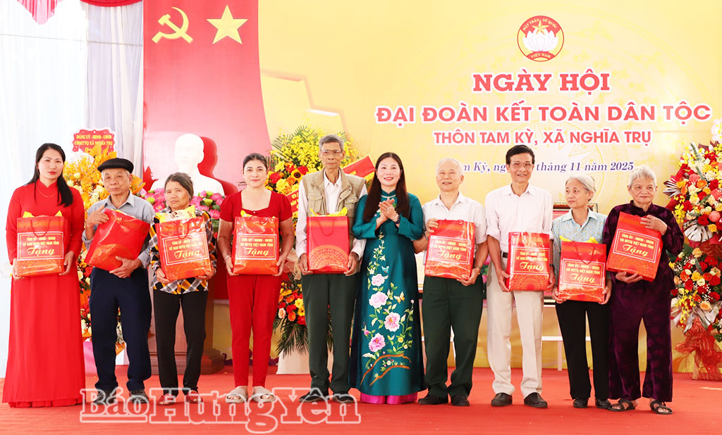 Đồng chí Trần Thị Tuyết Hương, Phó Chủ tịch HĐND tỉnh trao quà của Tỉnh ủy, HĐND, UBND, Ủy ban MTTQ Việt Nam tỉnh tặng hộ dân thôn Tam Kỳ, xã Nghĩa Trụ.