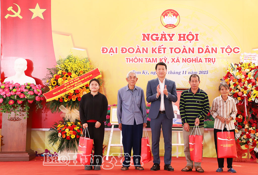 Lãnh đạo xã Nghĩa Trụ trao quà tặng hộ dân thôn Tam Kỳ.