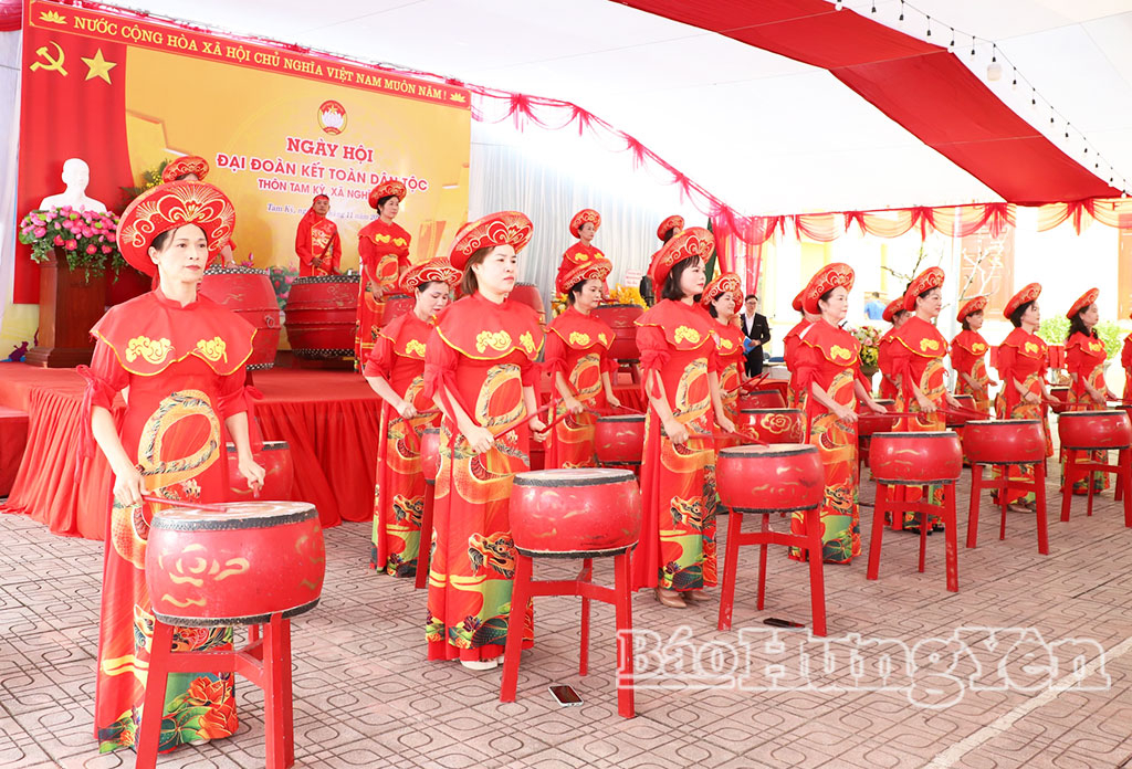 Màn trống hội tại Ngày hội Đại đoàn kết toàn dân tộc khu dân cư Tam Kỳ, xã Nghĩa Trụ.