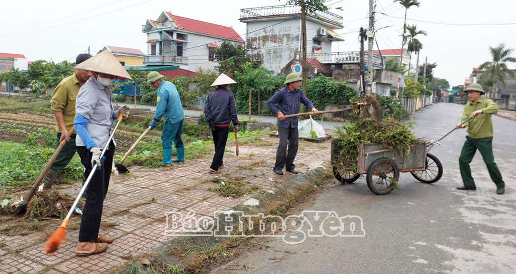 Cán bộ, hội viên cựu chiến binh xã Nguyễn Du tham gia tổng vệ sinh môi trường