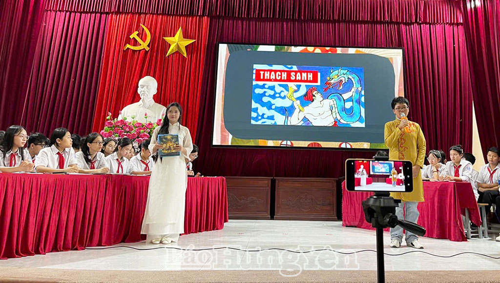 Học sinh lớp 9A, Trường THCS Vũ Thư (xã Vũ Thư) ứng dụng AI để kể chuyện bằng tiếng Anh.