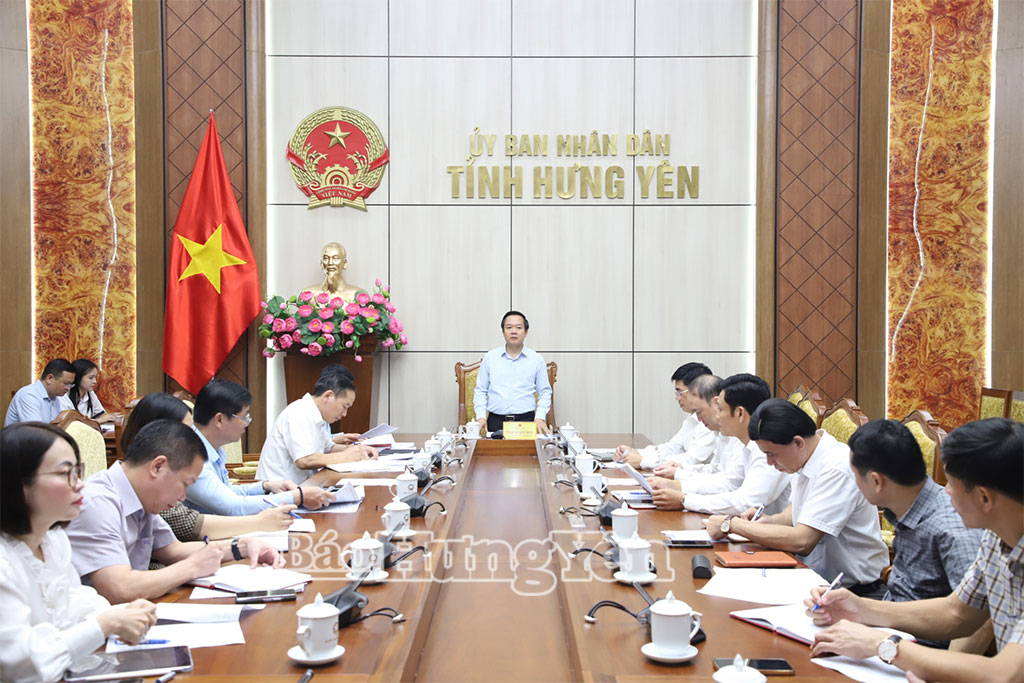 Đồng chí Phạm Quang Ngọc, Phó Bí thư Tỉnh ủy, Chủ tịch UBND tỉnh chủ trì phiên họp.  