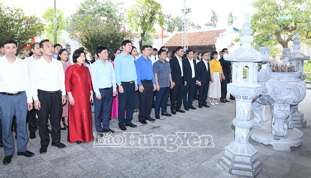 Các đại biểu dâng hương tại Nhà thờ bà Hoàng Thị Loan, thân mẫu Chủ tịch Hồ Chí Minh.