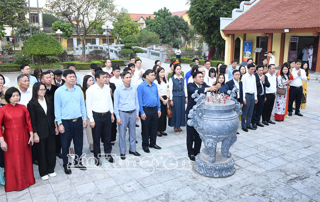 Các đại biểu dâng hương tại Khu lưu niệm Tổng Bí thư Nguyễn Văn Linh.