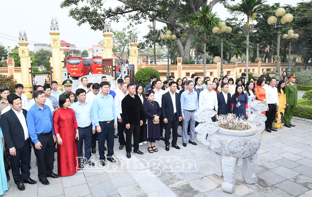 Các đại biểu dâng hương tại Nhà tưởng niệm Trung tướng Nguyễn Bình.