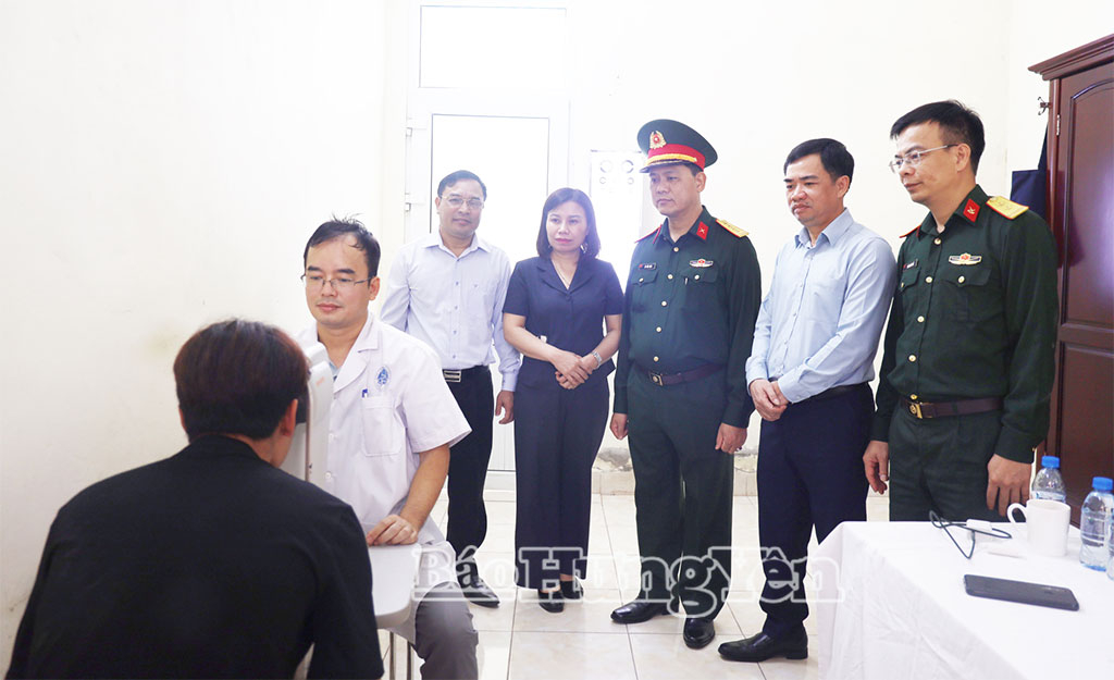 Đồng chí Đại tá Vũ Văn Định, Ủy viên Ban Thường vụ Tỉnh ủy, Chỉ huy trưởng Bộ CHQS tỉnh, Phó Chủ tịch thường trực Hội đồng NVQS tỉnh kiểm tra công tác khám tuyển tại Hội đồng khám khu vực Tiền Hải.