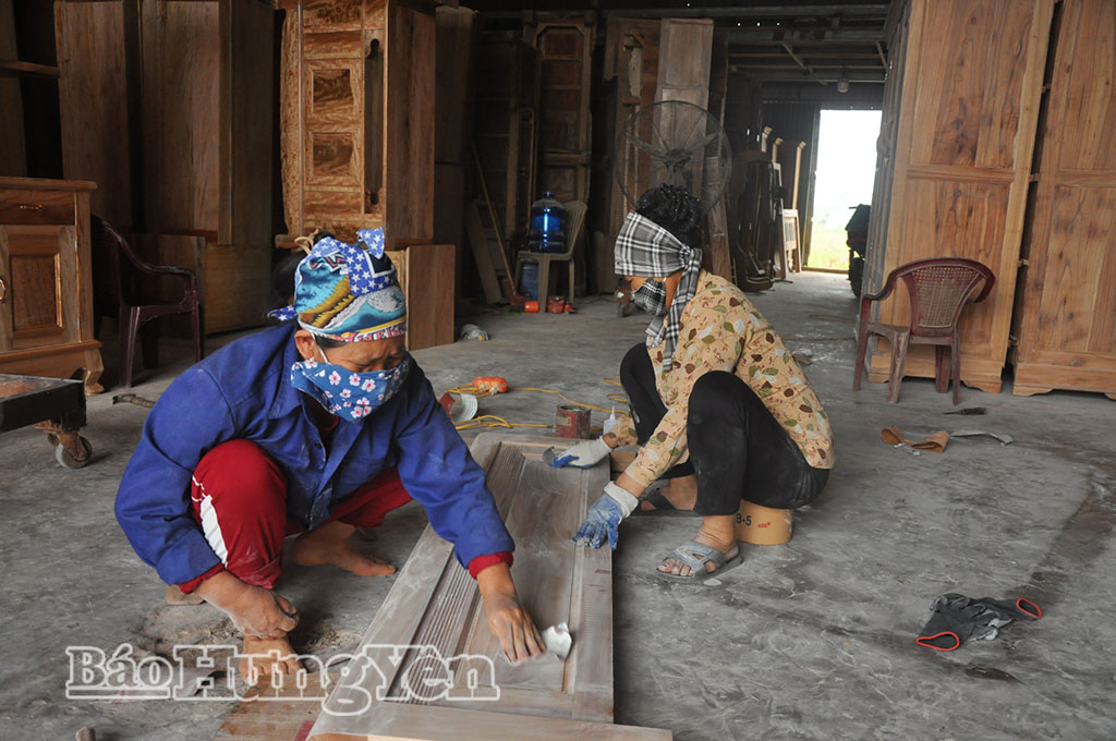 Hoàn thiện sản phẩm đồ mộc tại cơ sở sản xuất của gia đình ông Đỗ Tuấn Hưng, thôn Vế Đông.