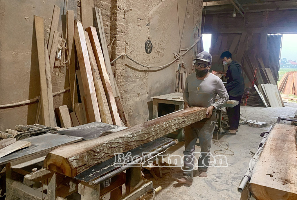 Đưa máy móc vào sản xuất tại cơ sở sản xuất đồ mộc của gia đình ông Nguyễn Văn Tiệp ở thôn Phan.