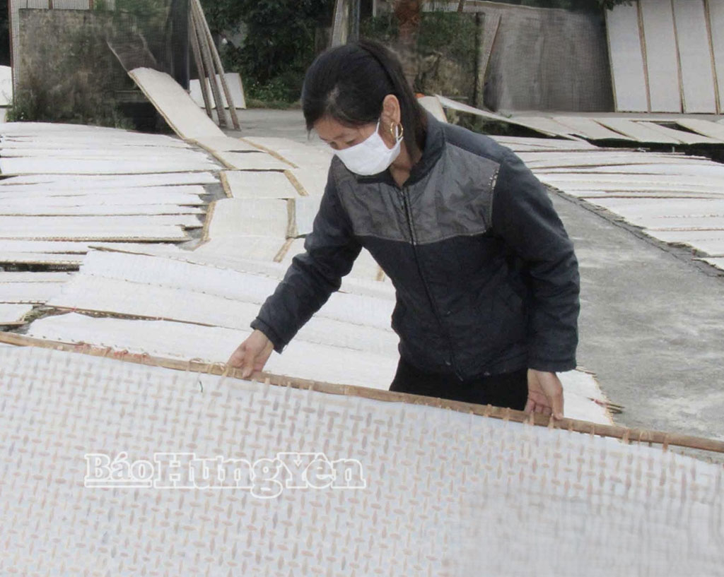 Tranh thủ thời tiết khô ráo, người dân thôn Me phơi bánh tráng phục vụ sản xuất bánh đa khô.