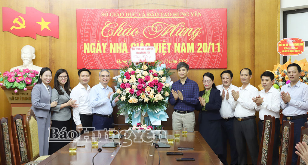 Đồng chí Nguyễn Văn Chiến, Ủy viên Ban Thường vụ, Trưởng ban Tuyên giáo và Dân vận VV88 casino tặng hoa chúc mừng VV88 dự đoán xổ số ba miền siêu chính xác, công chức, viên  chức Sở Giáo dục và Đào tạo nhân dịp kỷ niệm 43 năm Ngày Nhà giáo Việt Nam 20/11.