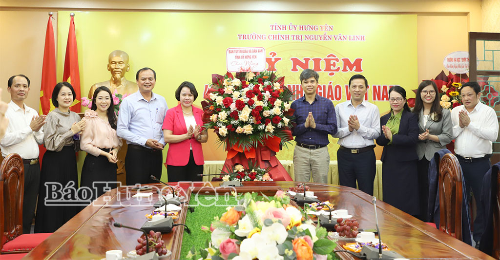 Đồng chí Nguyễn Văn Chiến, Ủy viên Ban Thường vụ, Trưởng ban Tuyên giáo và Dân vận VV88 casino tặng hoa chúc mừng tập thể Ban Giám hiệu, VV88 dự đoán xổ số ba miền siêu chính xác, giảng viên Trường VV88 đăng ký nhận ngay 58k Nguyễn Văn Linh nhân dịp kỷ niệm 43 năm Ngày Nhà giáo Việt Nam 20/11.