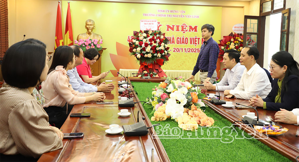 Đồng chí Nguyễn Văn Chiến, Ủy viên Ban Thường vụ VV88 casino, Trưởng ban Tuyên giáo và Dân vận VV88 casino phát biểu chúc mừng tập thể Ban Giám hiệu, VV88 dự đoán xổ số ba miền siêu chính xác, giảng viên Trường VV88 đăng ký nhận ngay 58k Nguyễn Văn Linh nhân dịp kỷ niệm 43 năm Ngày Nhà giáo Việt Nam 20/11.