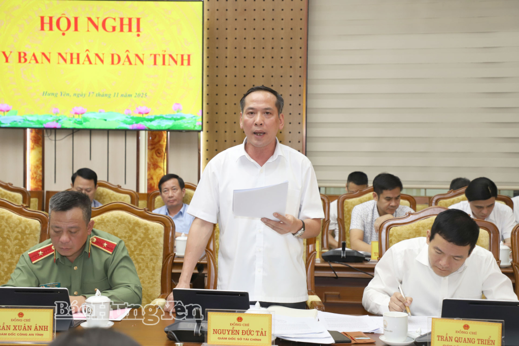 Đồng chí Giám đốc Sở Tài chính Nguyễn Đức Tải trình bày báo cáo về việc xin chủ trương tiếp nhận dự án trên địa bàn tỉnh.