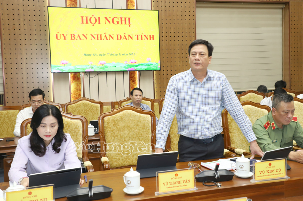 Đồng chí Trưởng ban Quản lý Khu kinh tế tỉnh Vũ Kim Cứ phát biểu tại cuộc họp.