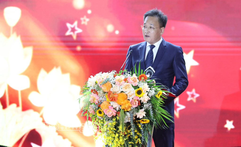 Đồng chí Bí thư Tỉnh ủy Nguyễn Hữu Nghĩa phát biểu chào mừng tại chương trình.