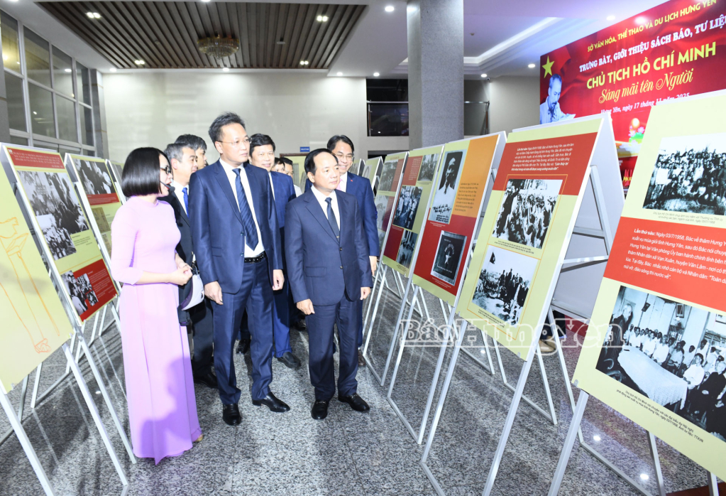 Đồng chí Trịnh Văn Quyết, Bí thư Trung ương Đảng, Trưởng ban Tuyên giáo và Dân vận Trung ương và các đại biểu tham quan Triển lãm ảnh tư liệu “Bác Hồ với Hưng Yên – Hưng Yên học tập và làm theo Bác”.
