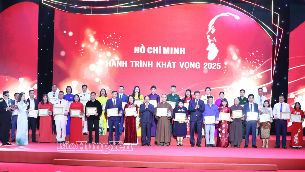 Đồng chí Trưởng ban Tuyên giáo và Dân vận Trung ương Trịnh Văn Quyết và đồng chí Bí thư Tỉnh ủy Nguyễn Hữu Nghĩa trao giấy chứng nhận và biểu trưng học tập và làm theo tư tưởng, đạo đức, phong cách Hồ Chí Minh tặng các điển hình tiêu biểu.