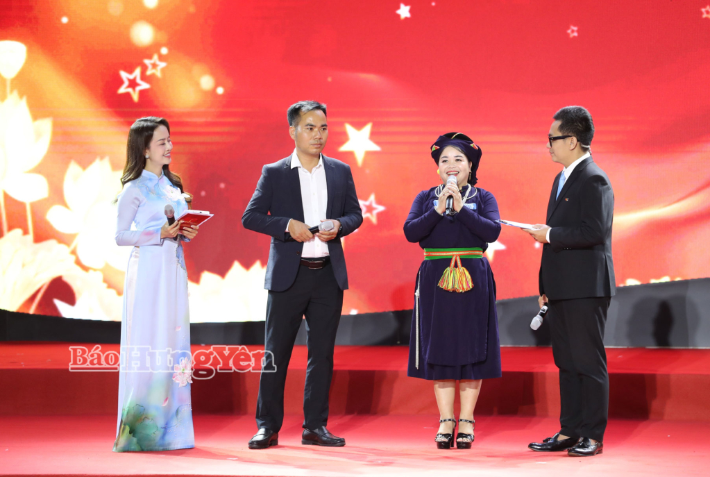 Giao lưu các điển hình tiêu biểu tại chương trình.