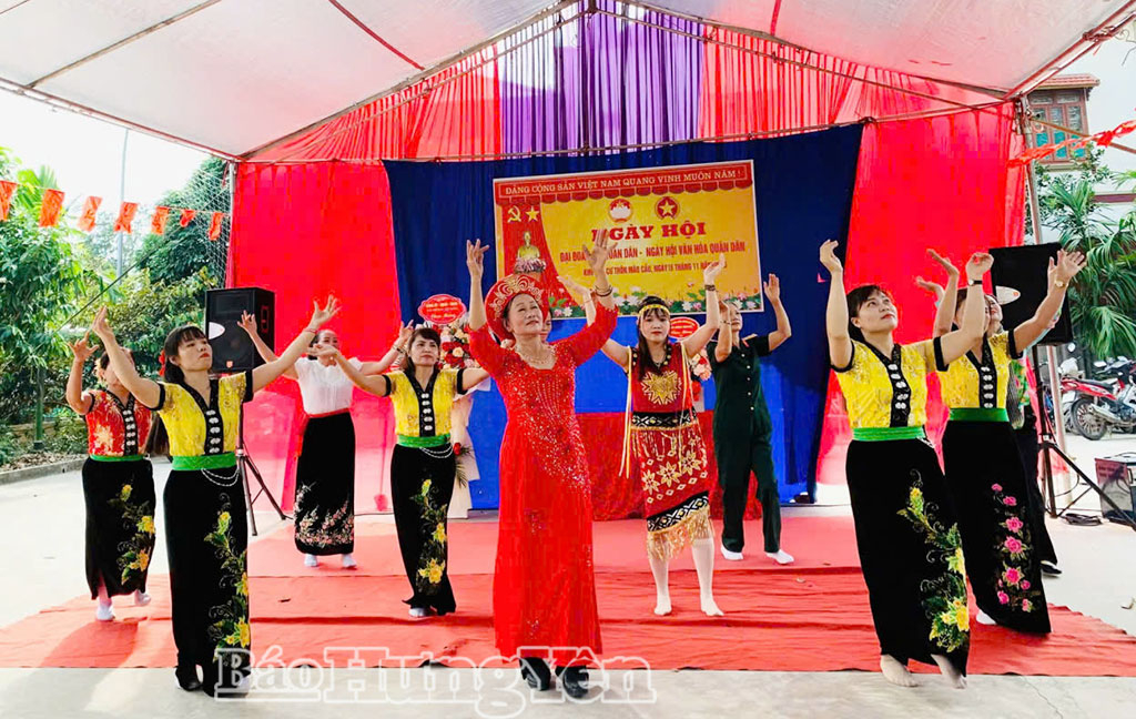 Tiết mục văn nghệ tại Ngày hội Đại đoàn kết toàn dân tộc ở khu dân cư Mão Cầu, xã Hồng Quang.