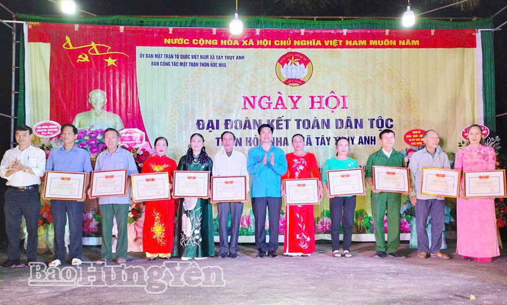 Tuyên dương, khen thưởng những gia đình văn hoá tiêu biểu thôn Hoè Nha, xã Tây Thụy Anh trong Ngày hội Đại đoàn kết toàn dân tộc.