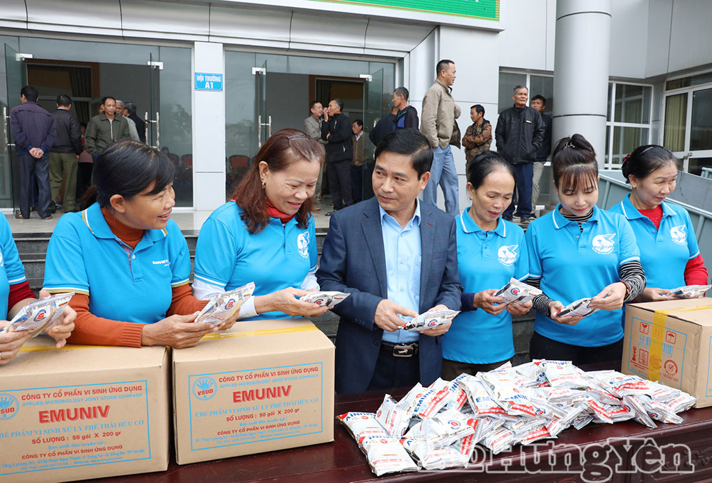 Tặng men vi sinh cho mô hình dân vận khéo gắn với bảo vệ môi trường ở xã Hưng Hà. 