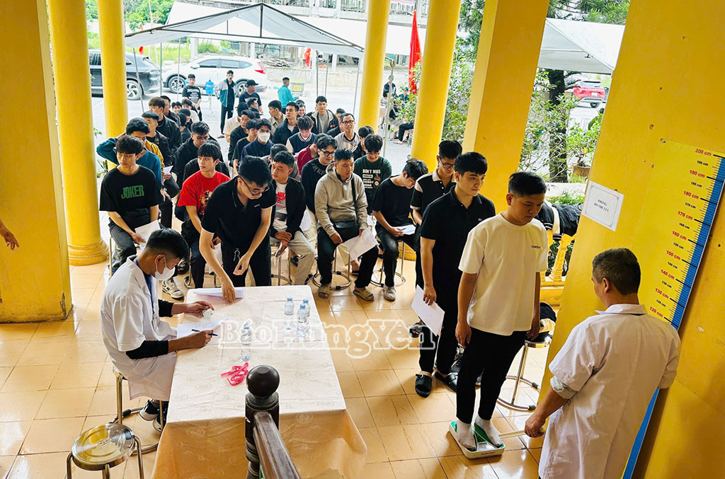 Thanh niên xã Văn Giang khám sơ tuyển nghĩa vụ quân sự.