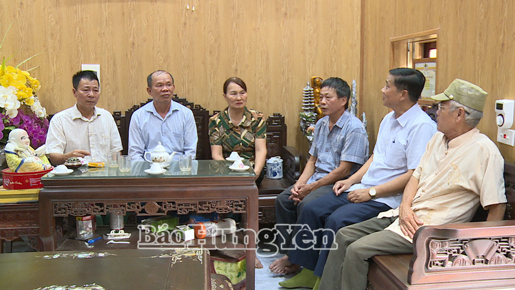 Ông Lý Văn Dòng, thôn An Xá, xã Nghĩa Dân (ngoài cùng, bên phải) trong ngôi nhà đã được hỗ trợ sửa chữa.