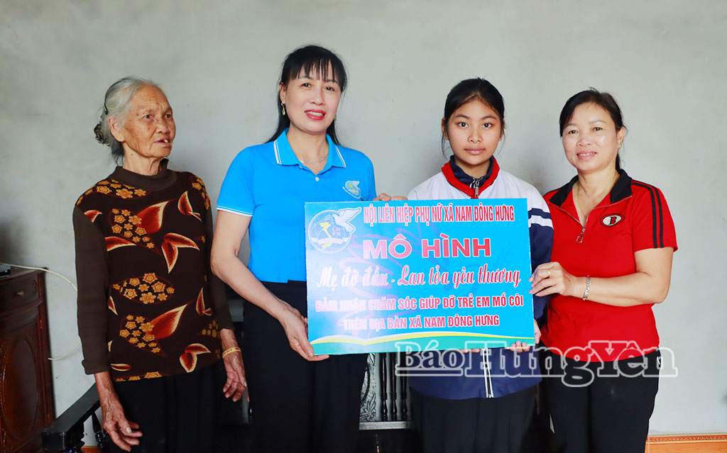 Trao hỗ trợ từ chương trình “Mẹ đỡ đầu” cho em Phạm Thùy Dương, lớp 9A, Trường THCS Quang Dương.