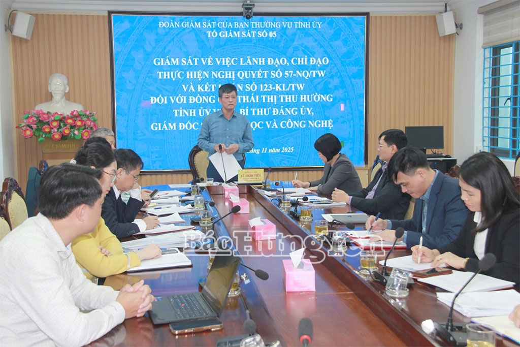 Đồng chí Phó Chủ tịch Thường trực HĐND tỉnh Lê Xuân Tiến kết luận buổi giám sát.