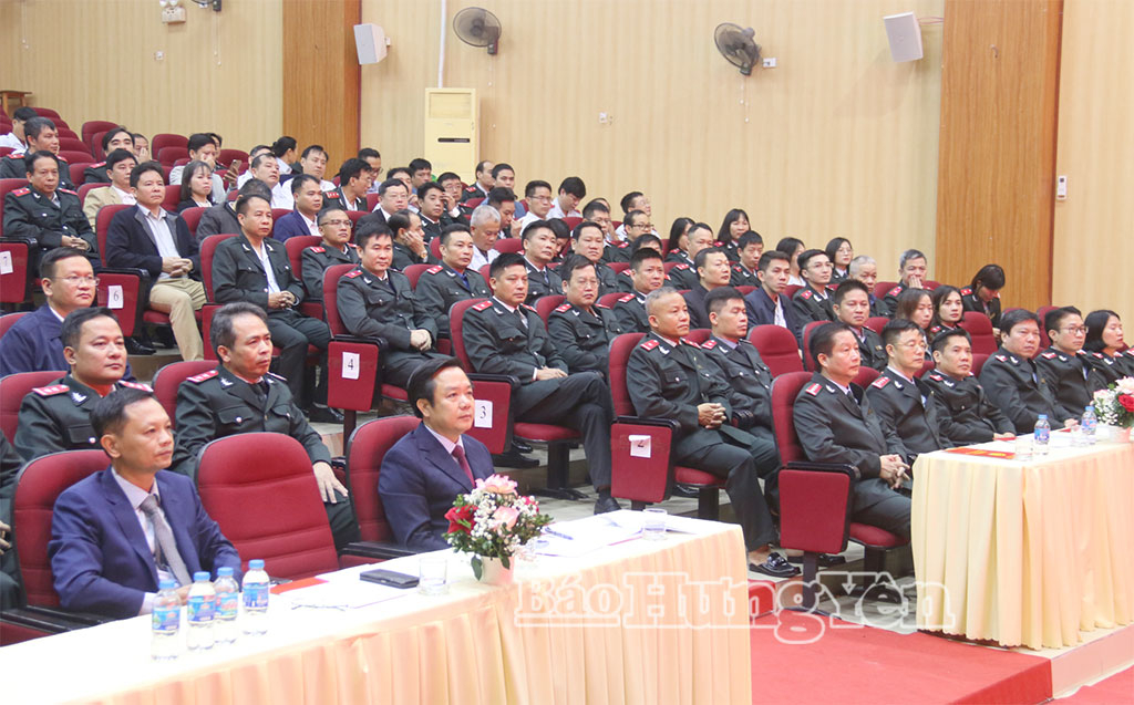 Đồng chí Chủ tịch UBND tỉnh Phạm Quang Ngọc và các đại biểu dự lễ trao Huy hiệu Đảng tại Đảng bộ Thanh tra tỉnh.