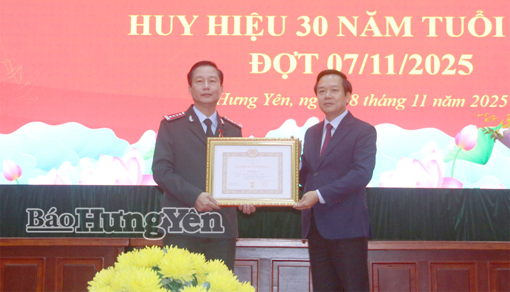 Đồng chí Chủ tịch UBND tỉnh Phạm Quang Ngọc trao Huy hiệu 30 năm tuổi Đảng tặng đồng chí Vũ Thanh Vân, Ủy viên Ban Thường vụ Tỉnh ủy, Chánh Thanh tra tỉnh.