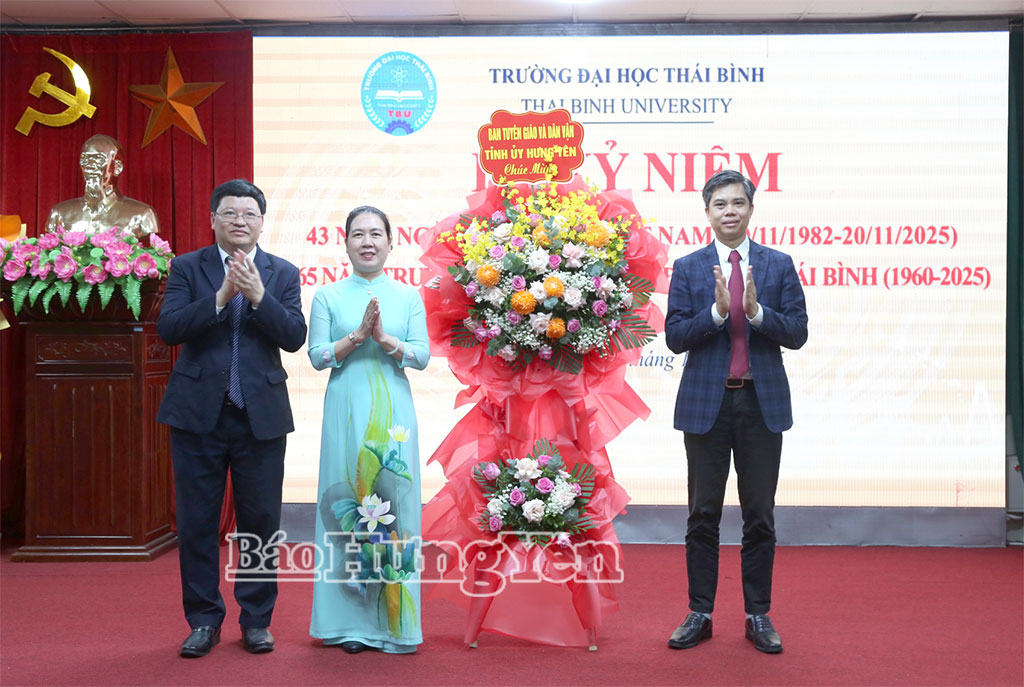 Đồng chí Nguyễn Văn Chiến, Ủy viên Ban Thường vụ, Trưởng ban Tuyên giáo và Dân vận Tỉnh ủy tặng hoa chúc mừng.