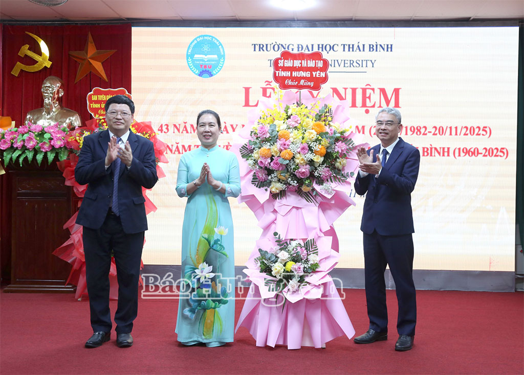 Đồng chí Phạm Đồng Thụy, Ủy viên Ban Thường vụ Tỉnh ủy, Giám đốc Sở Giáo dục và Đào tạo tặng hoa chúc mừng.