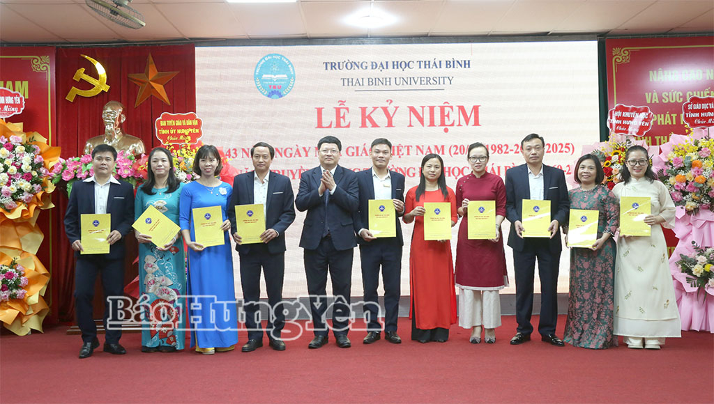 Lãnh đạo Trường Đại học Thái Bình khen thưởng cho cán bộ, giảng viên đỗ đầu vào học nghiên cứu sinh năm 2025.