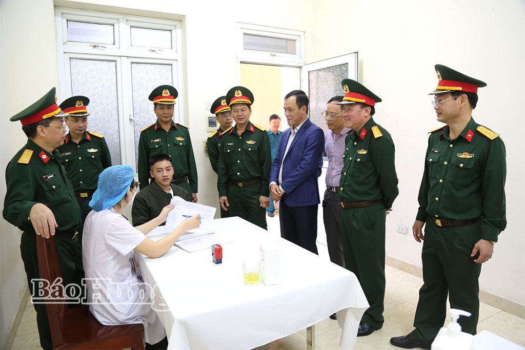 Đoàn công tác của Bộ Tư lệnh Quân khu 3 động viên nam thanh niên phường Trà Lý tham gia khám tuyển nghĩa vụ quân sự.