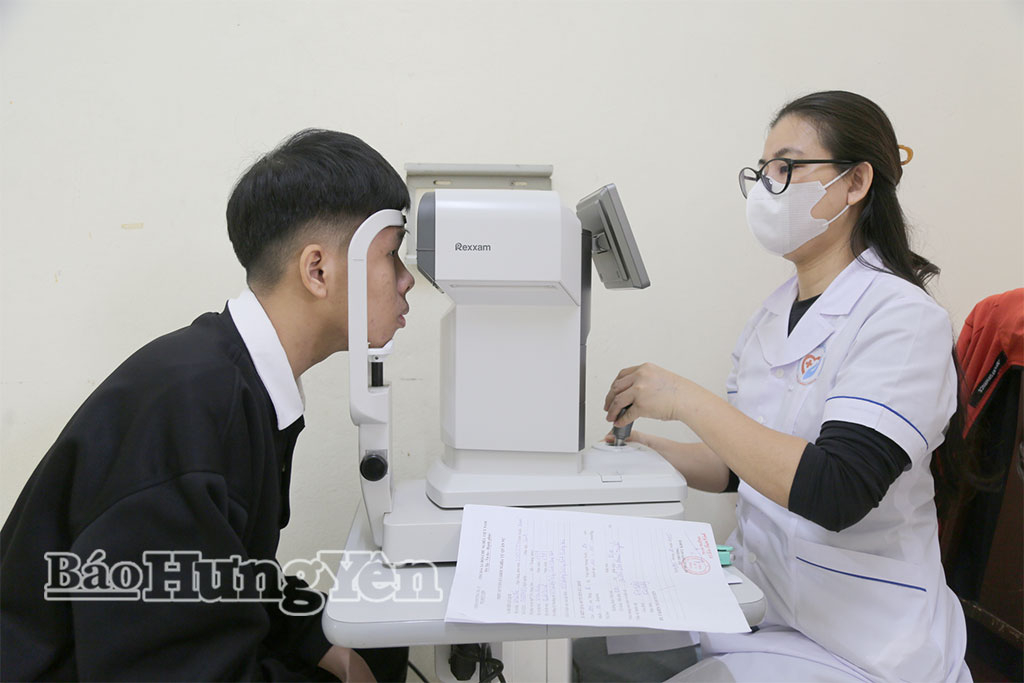 Công dân trong độ tuổi thực hiện nghĩa vụ quân sự hăng hái tham gia khám tuyển.